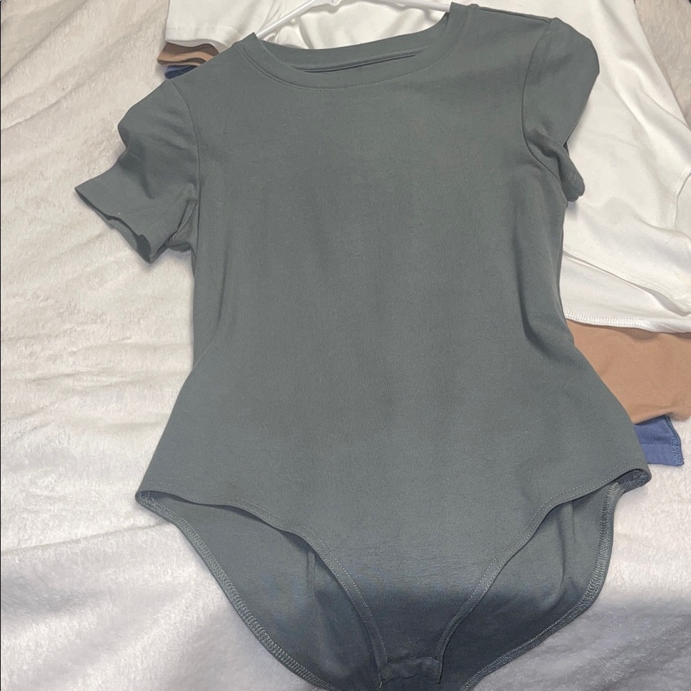 Five body suits T-shirt material very soft brand new never worn